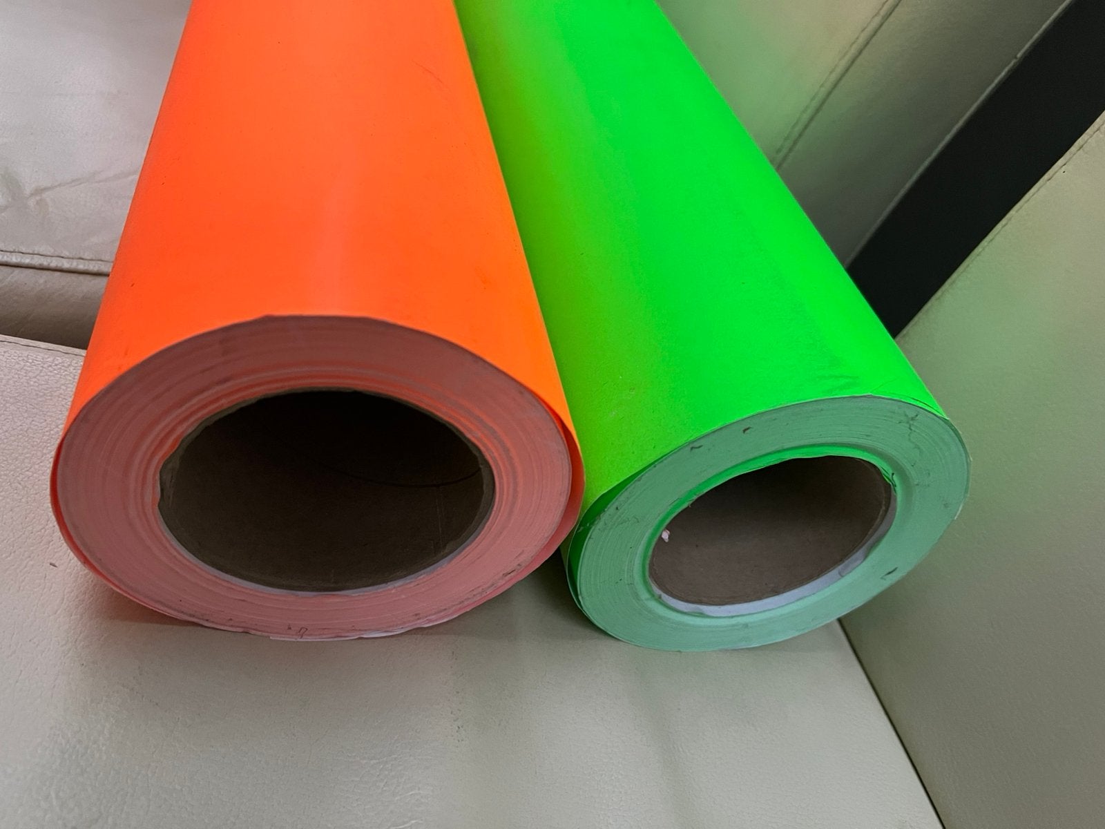 Fluorescerend Papier 90 grs. 2 Rollen ORANJE en GROEN 85 cm, Ophalen, Nieuw, Educatief, Papier of Karton
