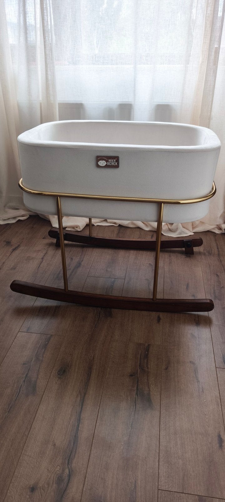 Luxe creme Wieg met Walnoot Onderstel - Zacht & Comfortabel, Ophalen, Wieg