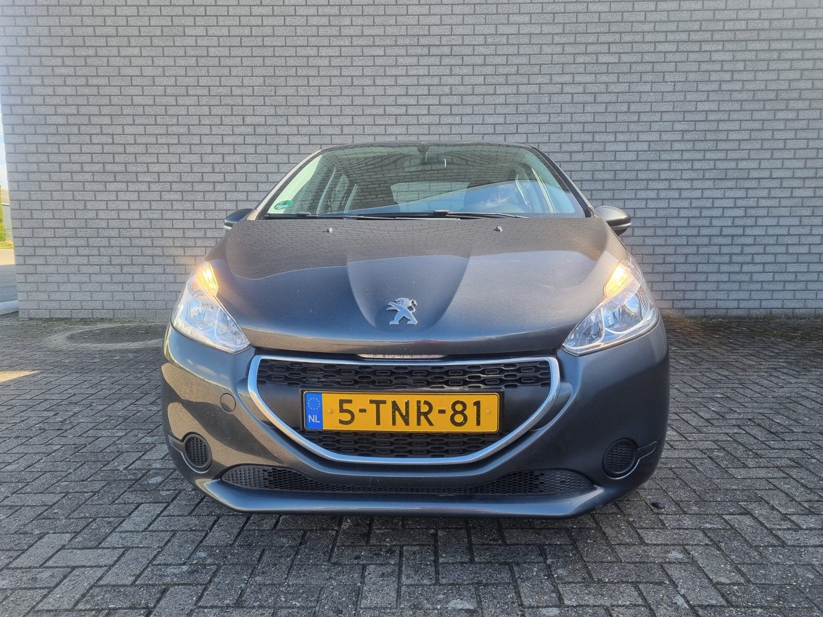 Peugeot 208 1.2 VTI 60KW/82PK 5-D 2014 Grijs, Auto's, Voorwielaandrijving, 31 €/maand, 1199 cc, Origineel Nederlands