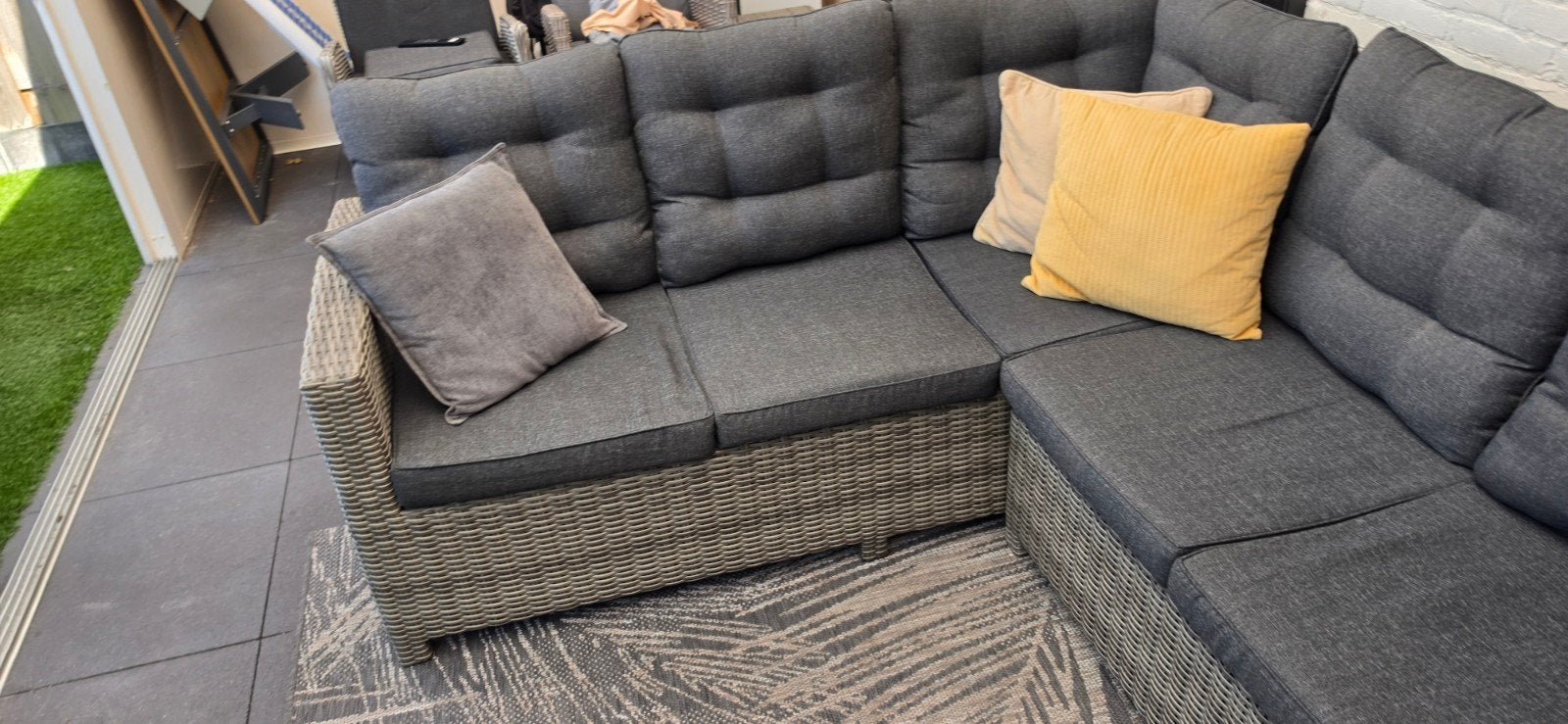 Comfortabele Hoekbank voor Buiten - Grijs Wicker & Stof, Huis en Inrichting, Ophalen, 250 tot 300 cm, Gebruikt, Hoekbank