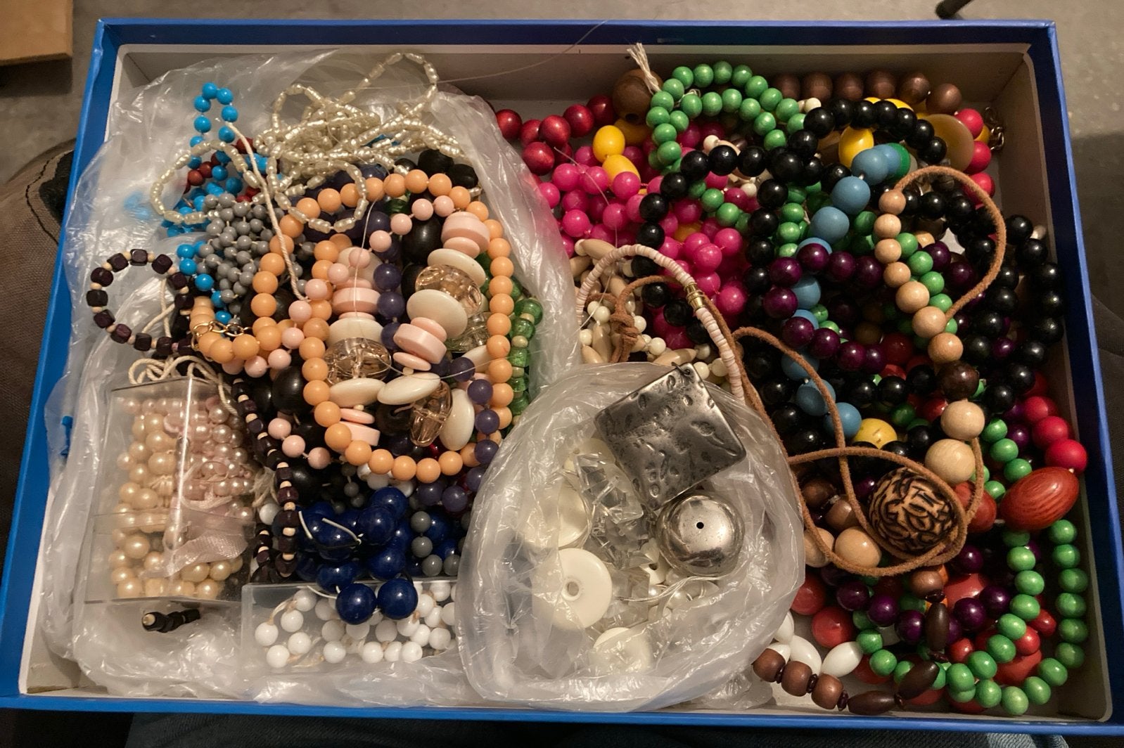 doos met diverse kralen en sieraden, Ophalen of Verzenden, Gebruikt, Kraal