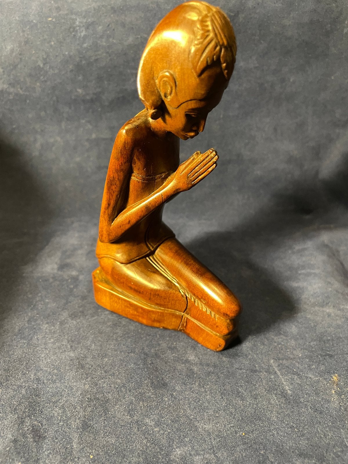 klein oud Balinees beeldje biddend figuur , niet gesigneerd, Antiek en Kunst, Art deco, Ophalen of Verzenden, Hout, Bruin