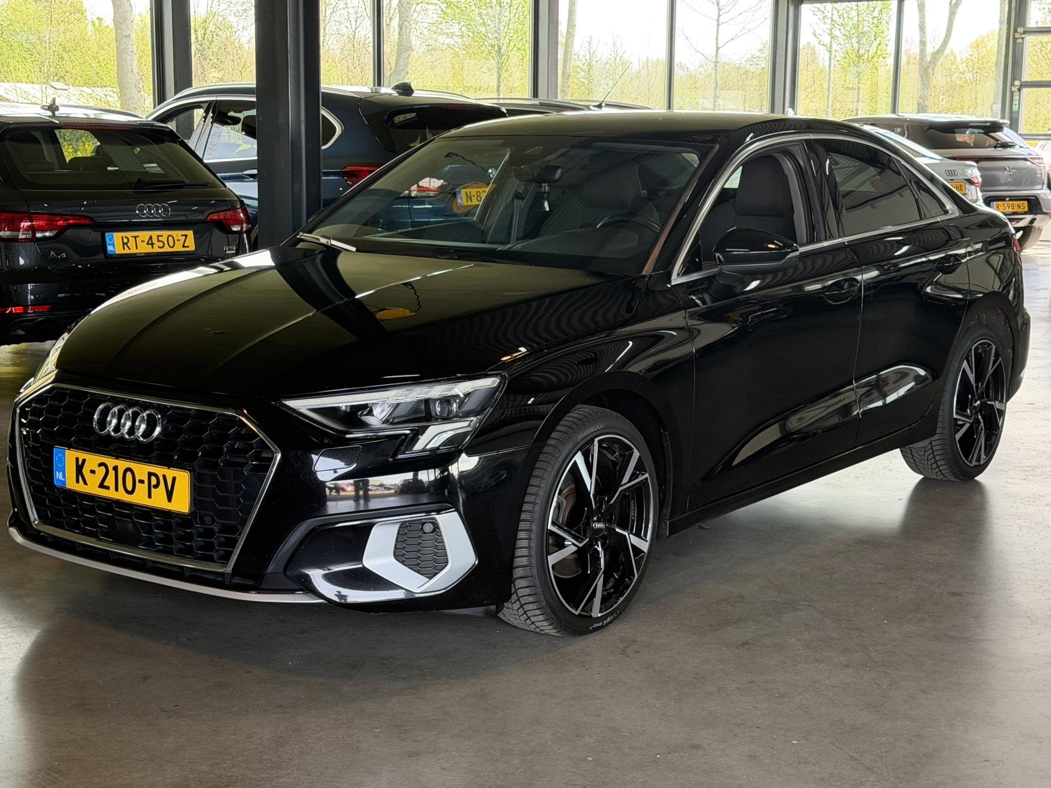 Audi A3 Limousine 35 TFSI 150pk S-tronic Business Edition MH, Stof, 4 cilinders, 150 pk, Zwart