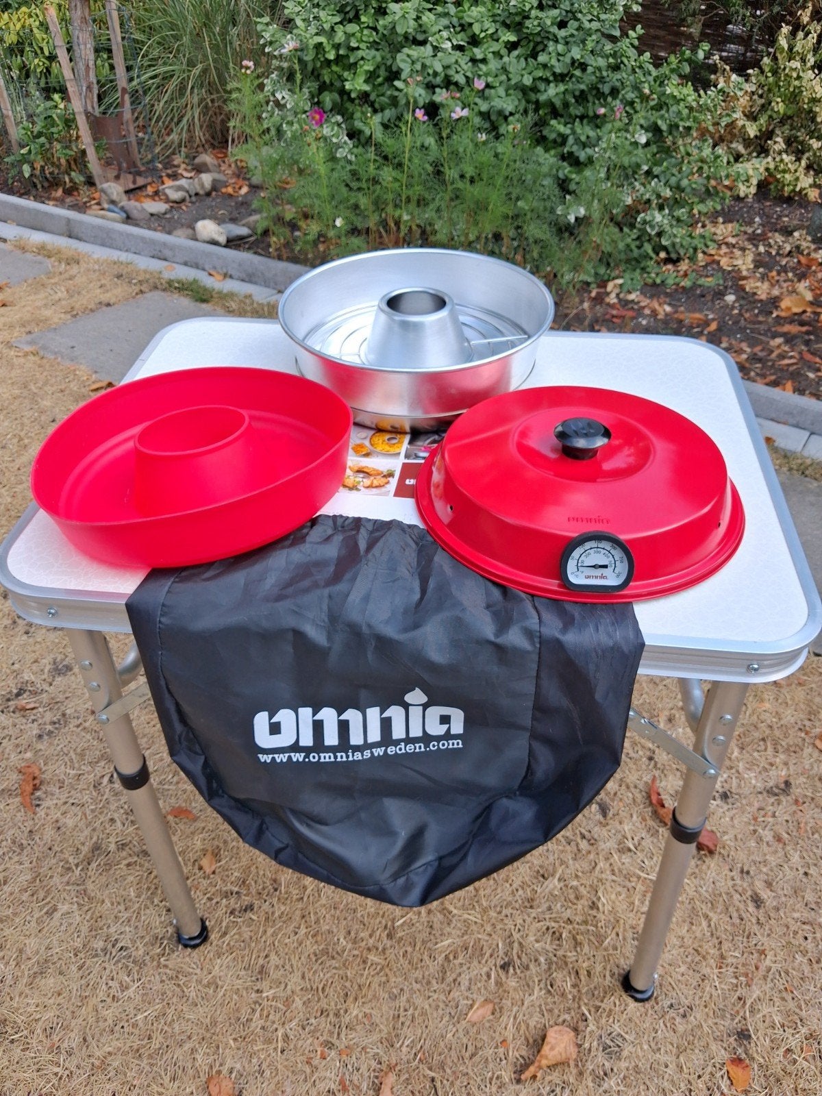 Omnia Camping Oven met siliconen bakvorm, thermometer en tas, Caravans en Kamperen, Kampeeraccessoires, Ophalen of Verzenden, Zo goed als nieuw