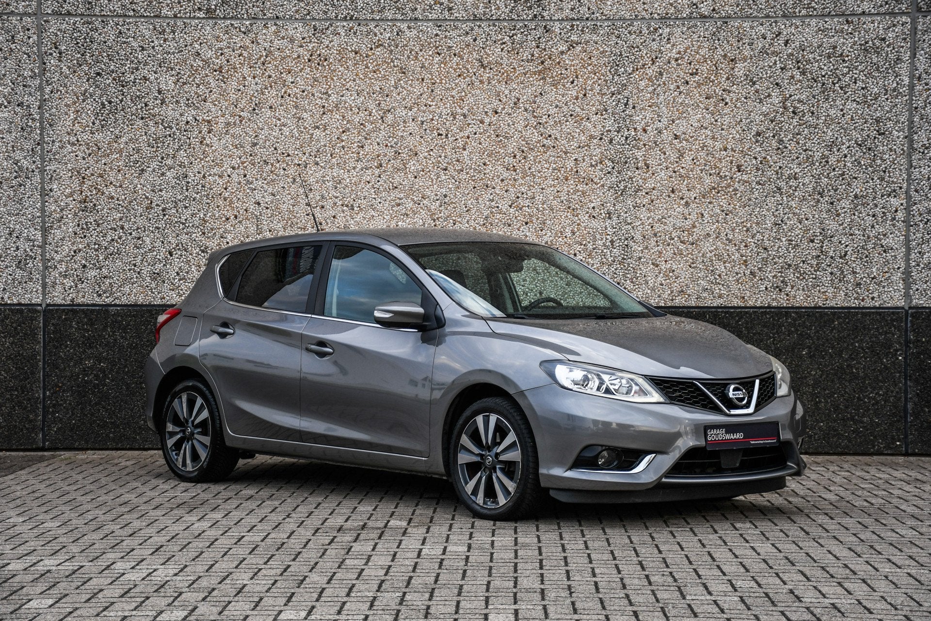 Nissan Pulsar 1.2 DIG-T Tekna (bj 2015), Gebruikt, Zwart, 4 cilinders, 1165 kg