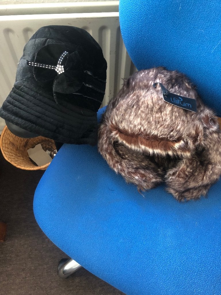 en nieuwe voor de kou leuke muts  nieuw fluweel zwart hoedje, Kleding | Dames, Ophalen of Verzenden, Nieuw, Maat 38/40 (M), Muts