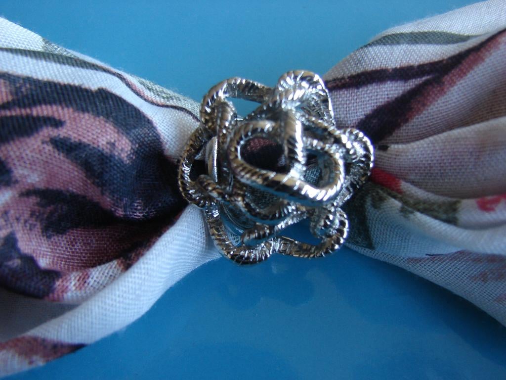 Vintage Keltische knoop sjaal ring metaal., Sieraden, Tassen en Uiterlijk, Broches, Ophalen of Verzenden, Nieuw, Zilver, Overige materialen