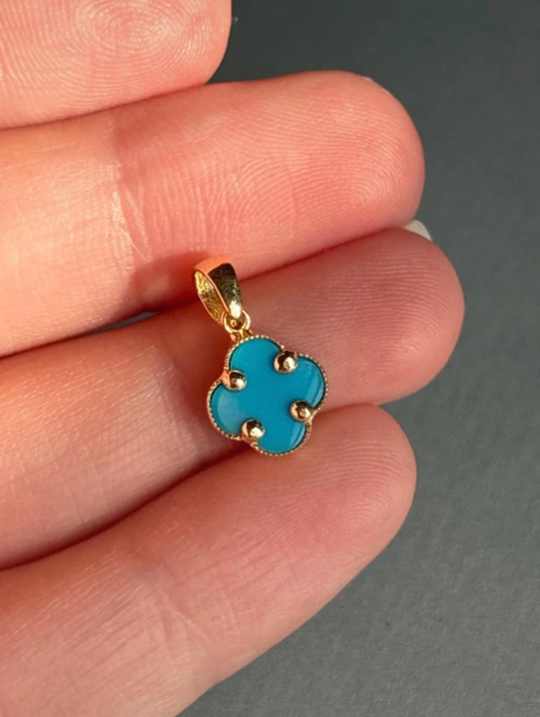 14 karaat geelgouden hanger met blauwe klaver, Verzenden, Zo goed als nieuw, Blauw, Goud