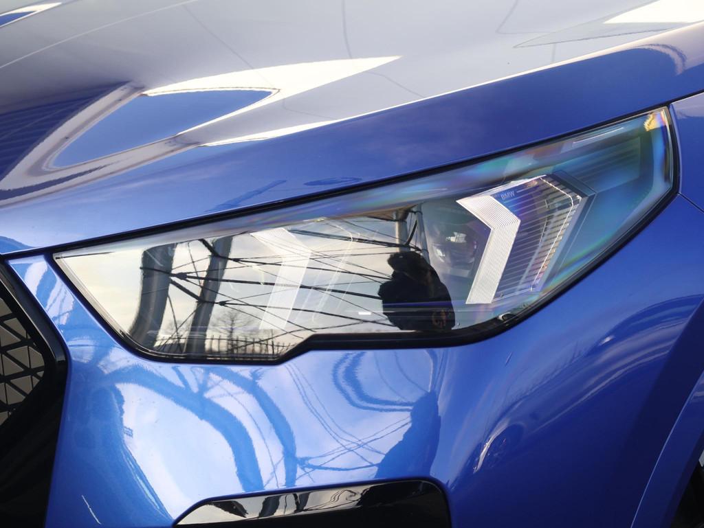 BMW iX2 eDrive20 67 kWh M Sport Edition M Sportpakket Pro/ 1, Auto's, BMW, Stof, Met garantie (alle), Blauw, LED verlichting