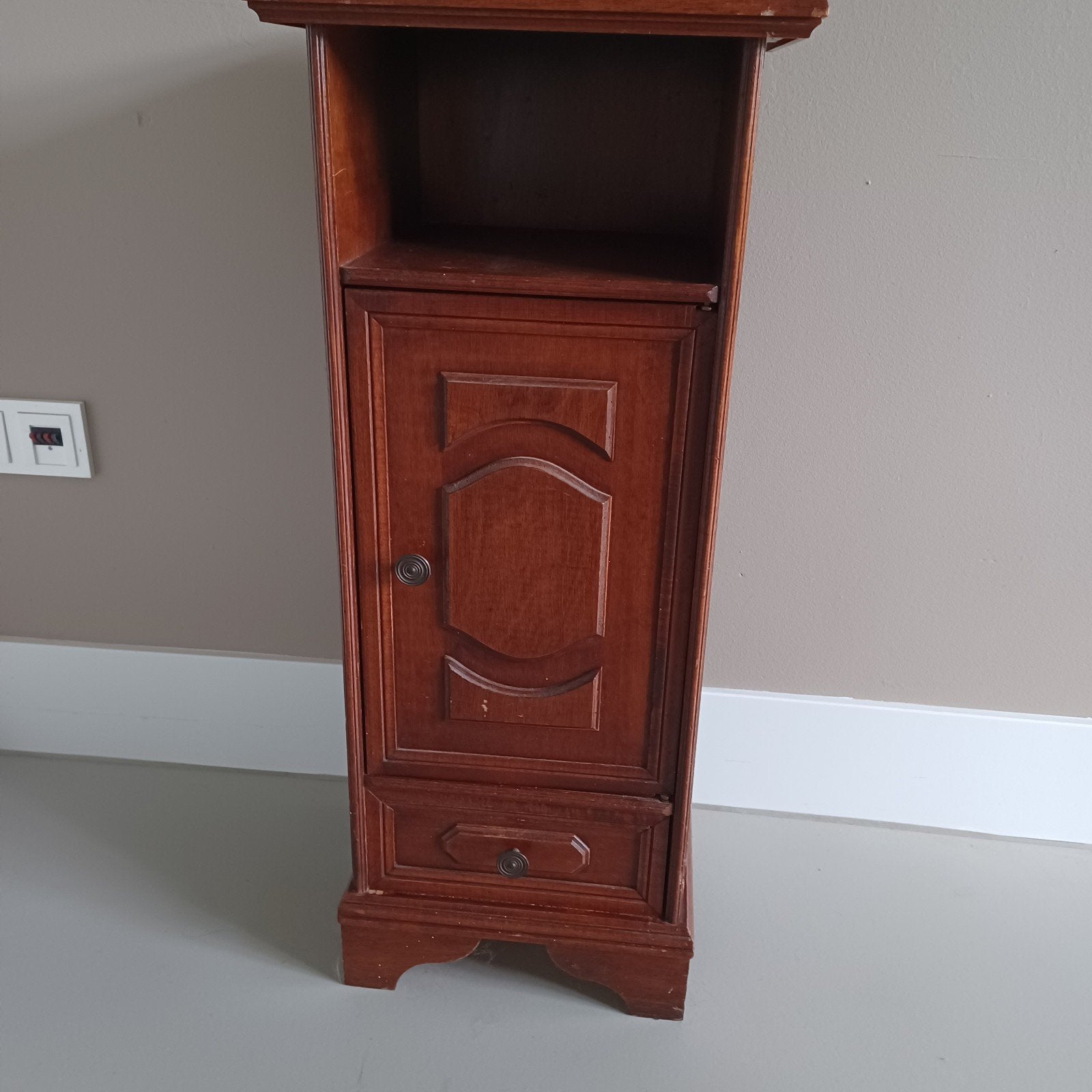 Vintage houten nachtkastje met lade en deurtje., Antiek en Kunst, Ophalen
