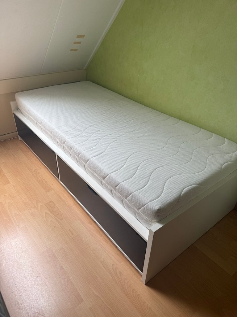 Witte Ikea Flaxa eenpersoonsbed met zwarte laden en matras., Ophalen, Gebruikt, 90 cm, Eenpersoons