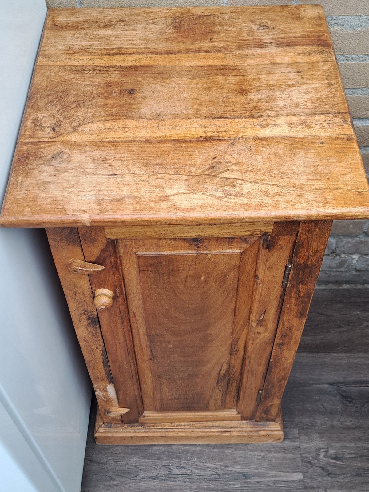 Massief houten kastje met deur, Ophalen