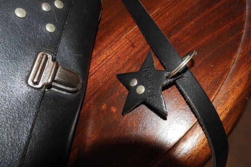 Napsoe leer schouder tasje sterren studs hanger Festival, Verzenden, Zo goed als nieuw, Zwart, Schoudertasje