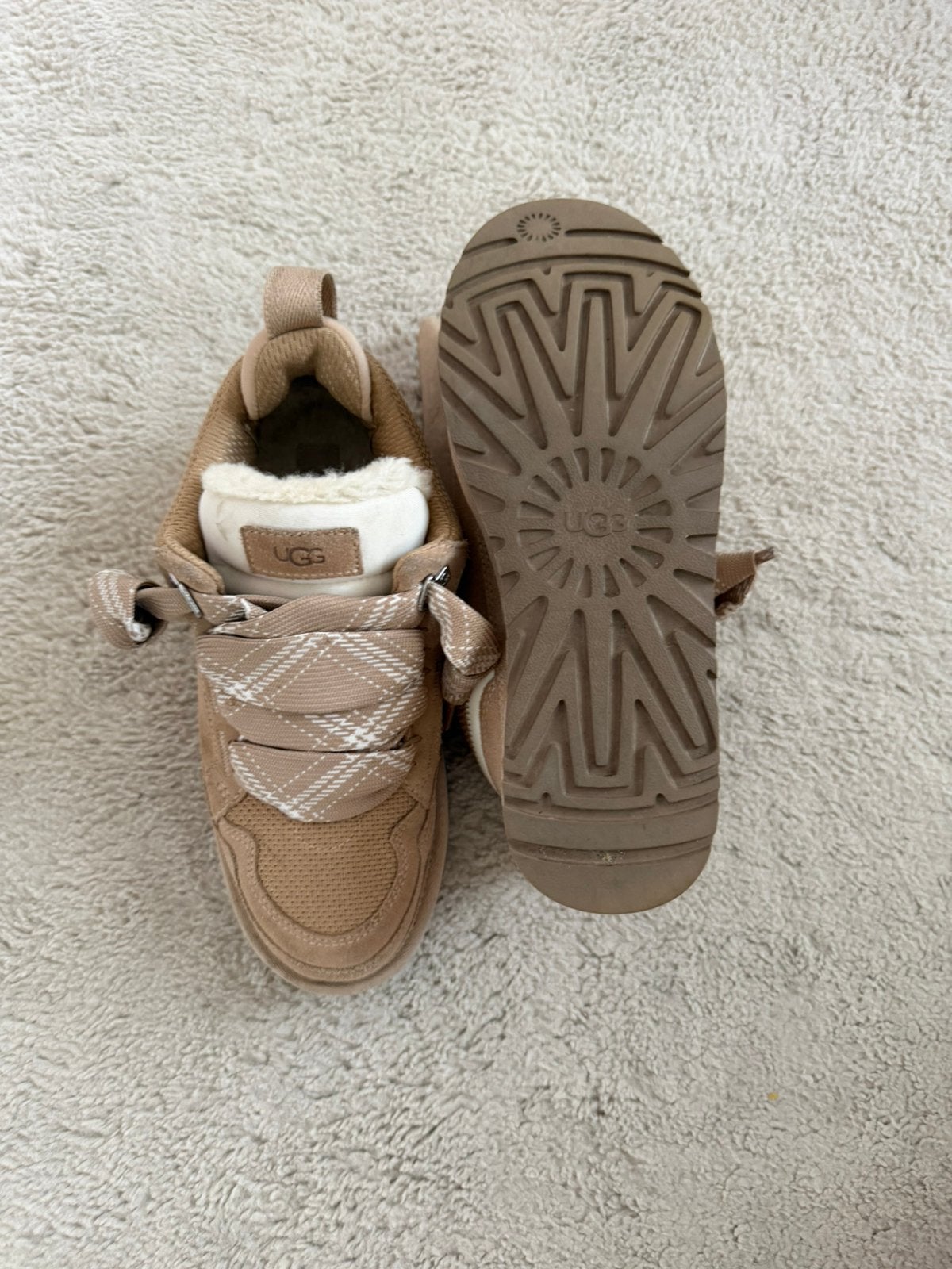 Uggs Lowmel, Ophalen of Verzenden, Zo goed als nieuw, Zwart