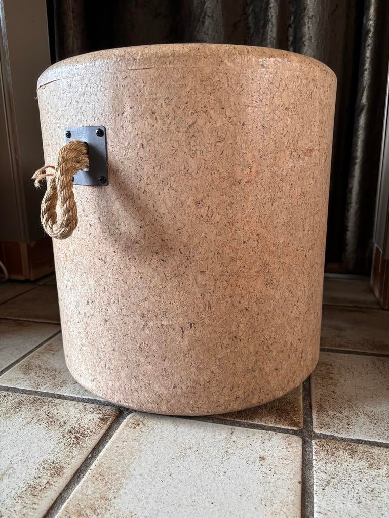 Kruk / Bijzettafel van kurk met touw handvat, Ophalen, Gebruikt, Overige materialen