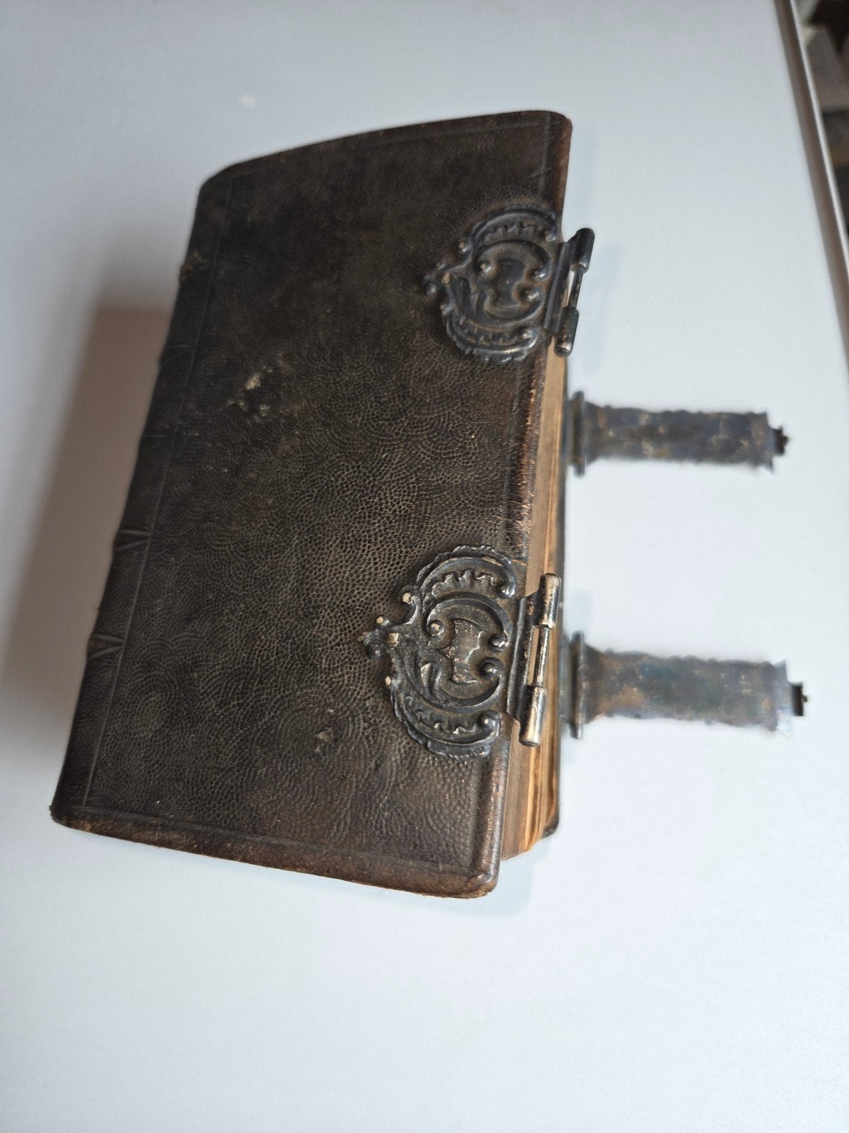 Antieke Bijbel met metalen sluitingen, Ophalen of Verzenden, Onbekend