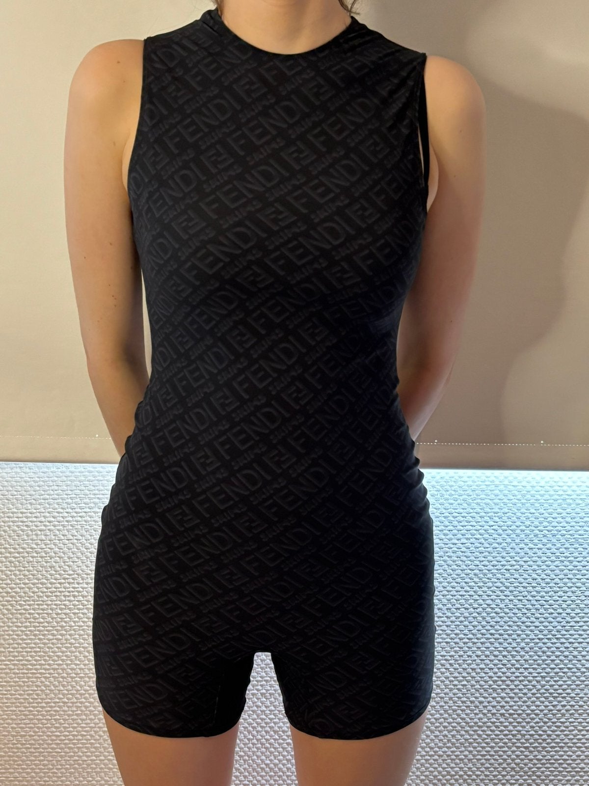 Fendi skims jumpsuit met logo print maat s, Ophalen of Verzenden, Zo goed als nieuw, Maat 36 (S), Zwart