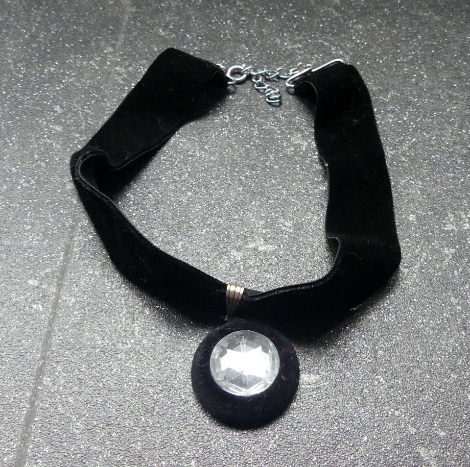 Ketting zwart fluweel choker met hanger kunststof steen, Gebruikt, Zwart, Ophalen of Verzenden, Overige materialen