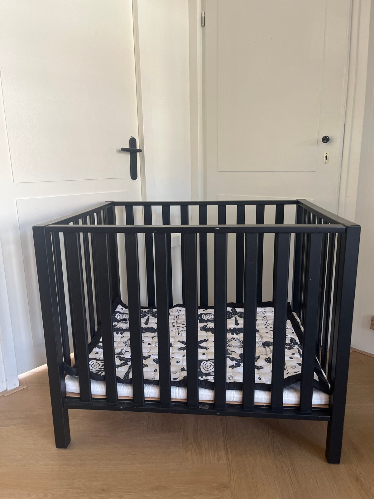 Zwarte TWF Box met matrasje en speelmat, Ophalen, Gebruikt, Vierkant, Boxkleed