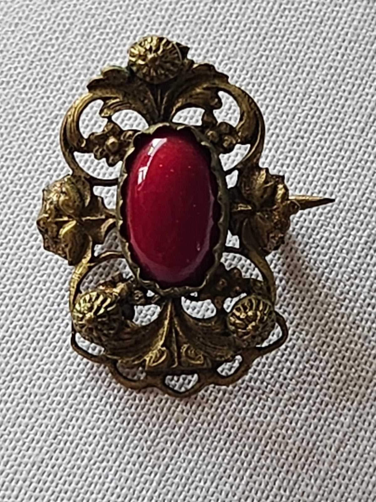 Vintage Broche met Rode Steen - Sierlijk Design, Overige materialen, 4 tot 7 cm, Gebruikt, Ophalen of Verzenden