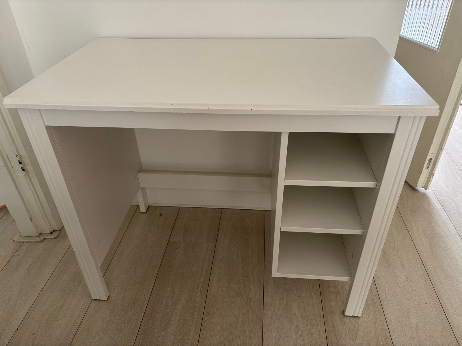 Wit bureau met opbergruimte, Huis en Inrichting, Bureaus, Ophalen, Opbergruimte, Gebruikt, Hout