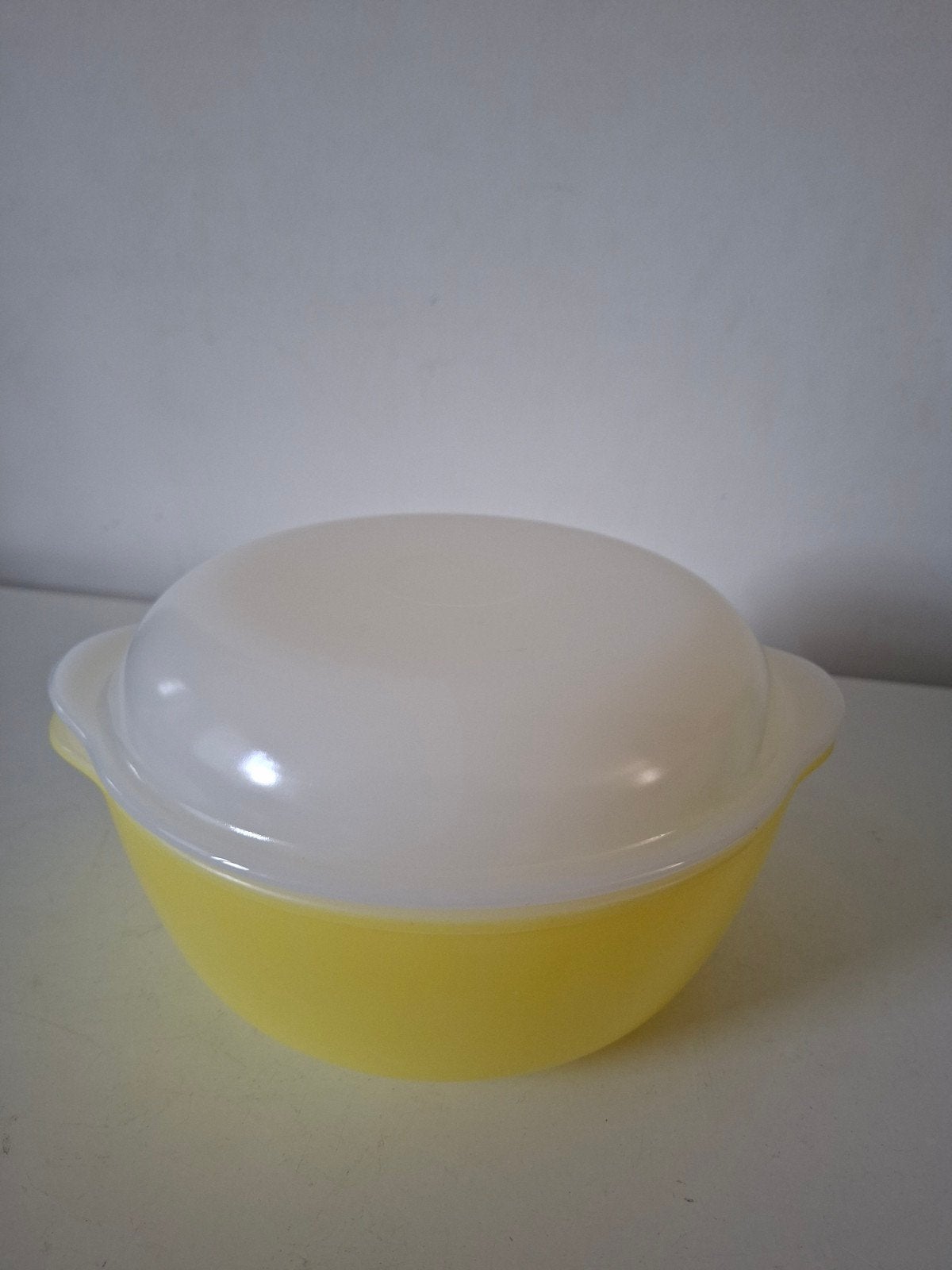 Arcopal France gele kom schaal met deksel vintage keuken, Overige merken, Vintage, Ophalen of Verzenden, Glas