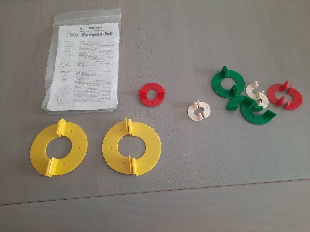 Pompon maker set - 4 maten (3, 4.5, 5.5, 9 cm), Ophalen of Verzenden, Zo goed als nieuw, Kunststof, Gereedschap of Toebehoren