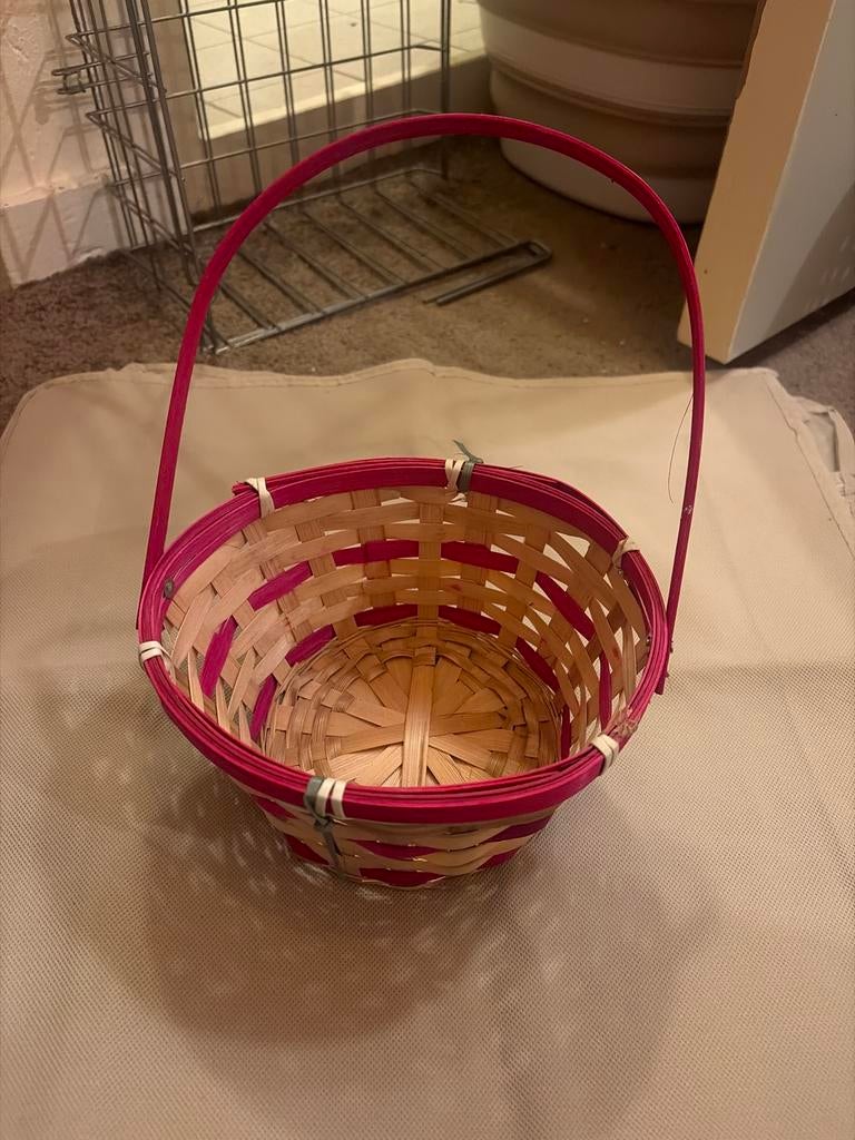 Leuke rieten mand met roze accenten en handvat, Mand, Rond, Ophalen of Verzenden, Zo goed als nieuw