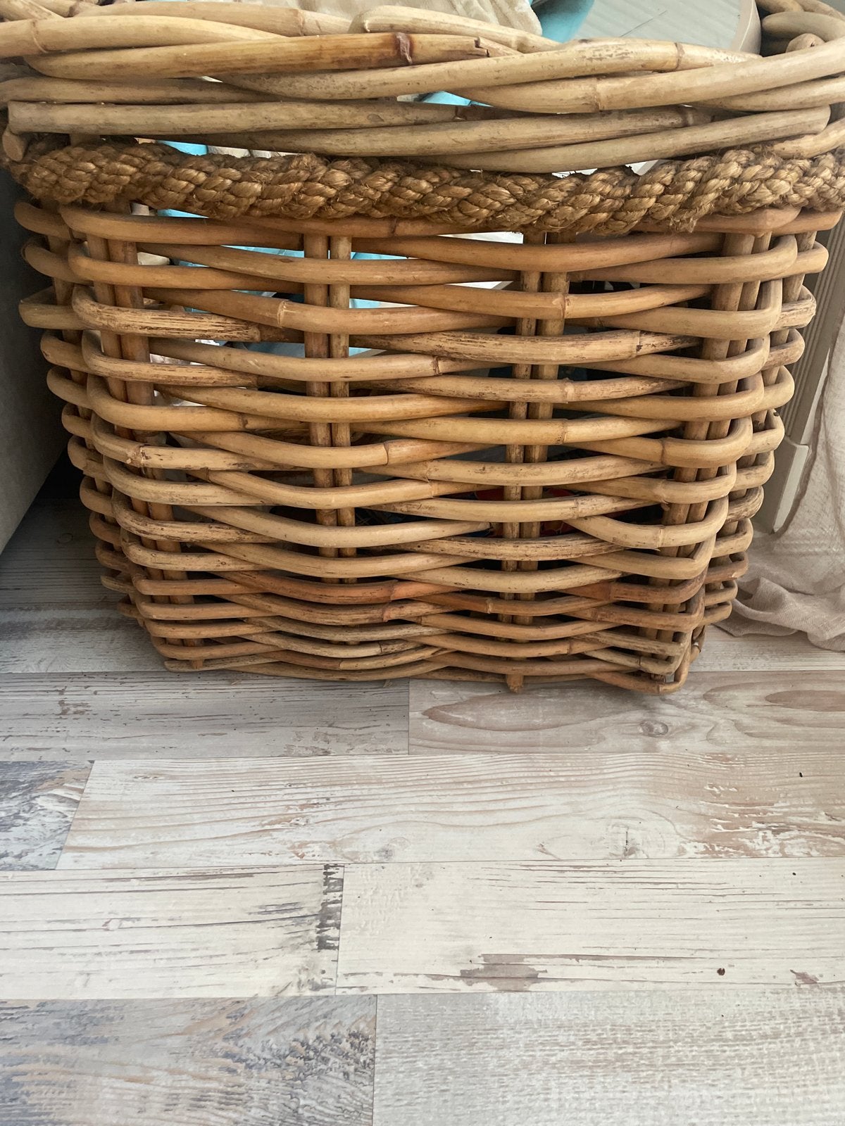 Grote rieten mand met touwdetails 60X60, Huis en Inrichting, Ophalen, Gebruikt, Gevlochten, Mand