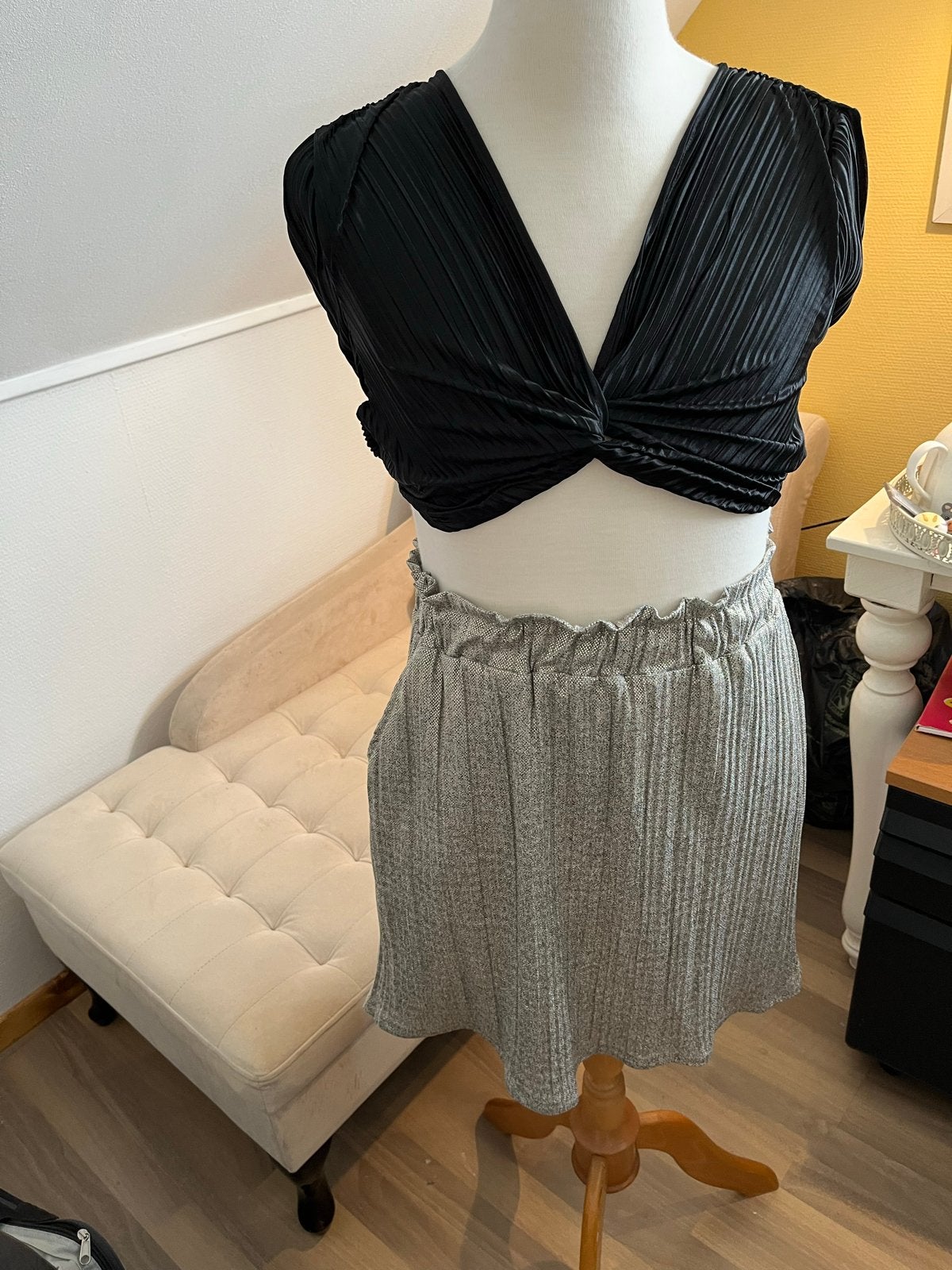 Rok met beige/goud en insteek zakjes + Zwarte crop top, Kleding | Dames, Maat 42/44 (L), Ophalen of Verzenden, Zo goed als nieuw