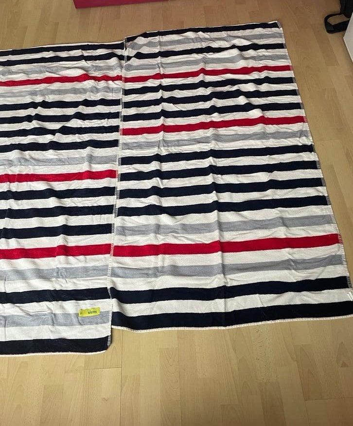 Twee nieuwe badlakens - 170x95 cm, Ophalen of Verzenden, Nieuw, Meerkleurig, Badlaken