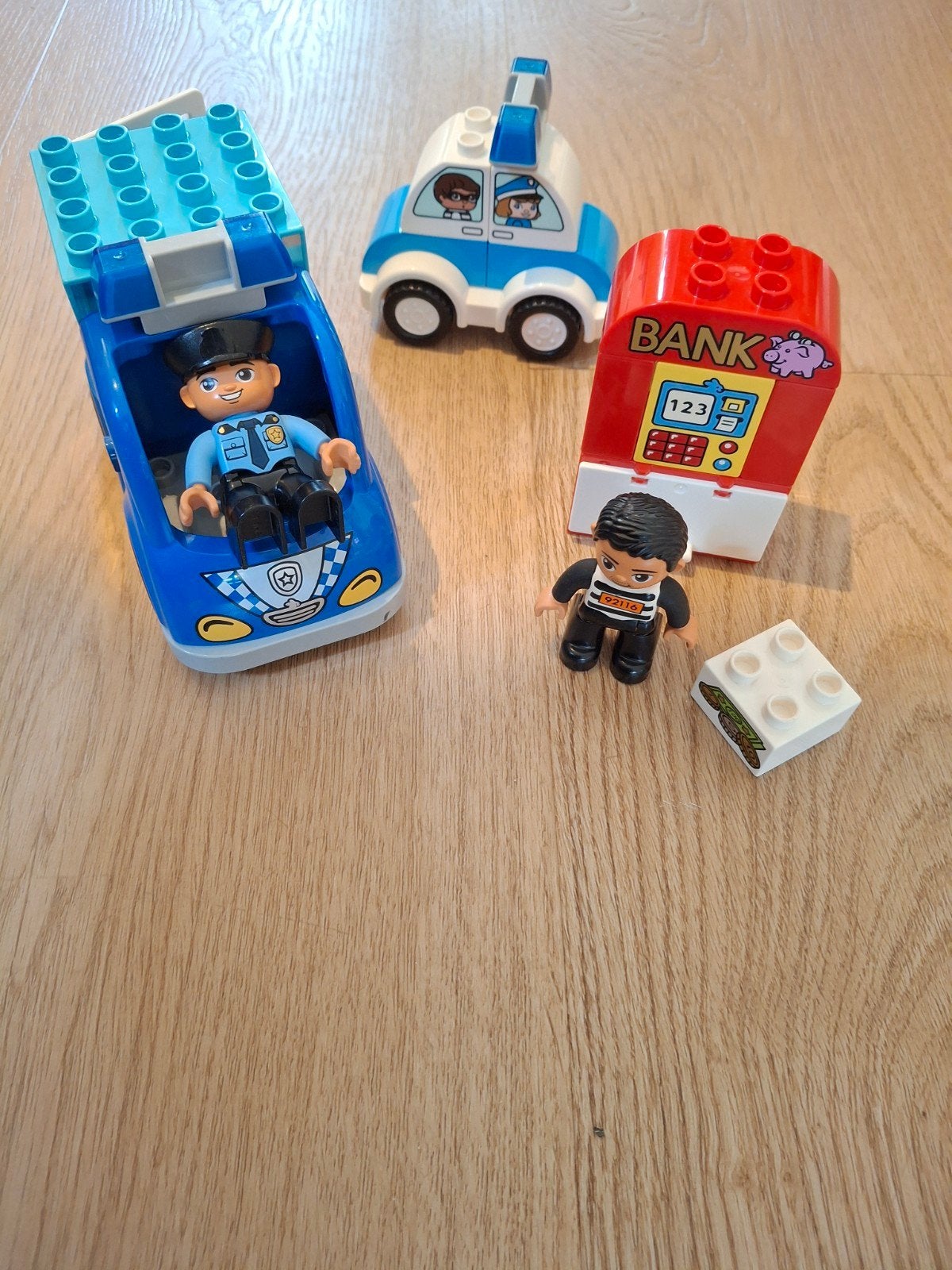 Duplo 10809 politieauto bank boef en agent, Ophalen of Verzenden, Zo goed als nieuw