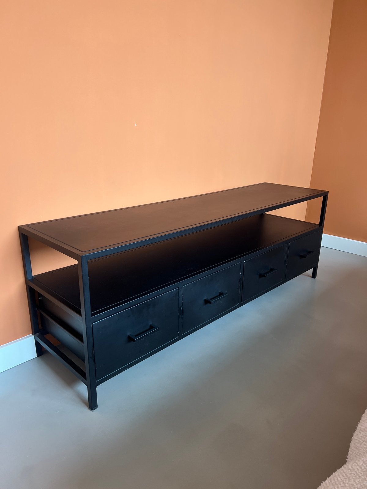 Zwart metalen tv-meubel met 4 lades, Ophalen, 150 tot 200 cm, Zo goed als nieuw, Minder dan 100 cm