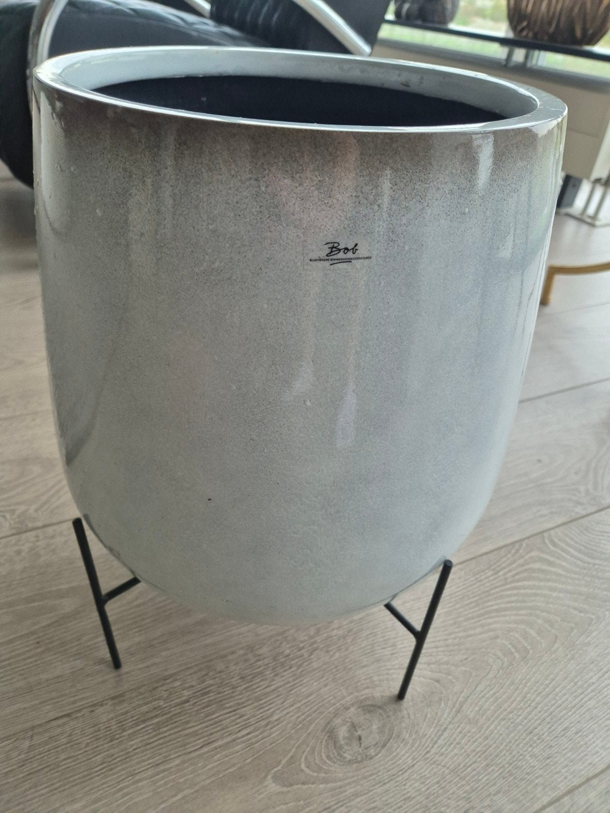 Mooie bloempot op standaard van Bob binnenhuis accesoires, Minder dan 10 liter, Ophalen of Verzenden, Minder dan 50 cm