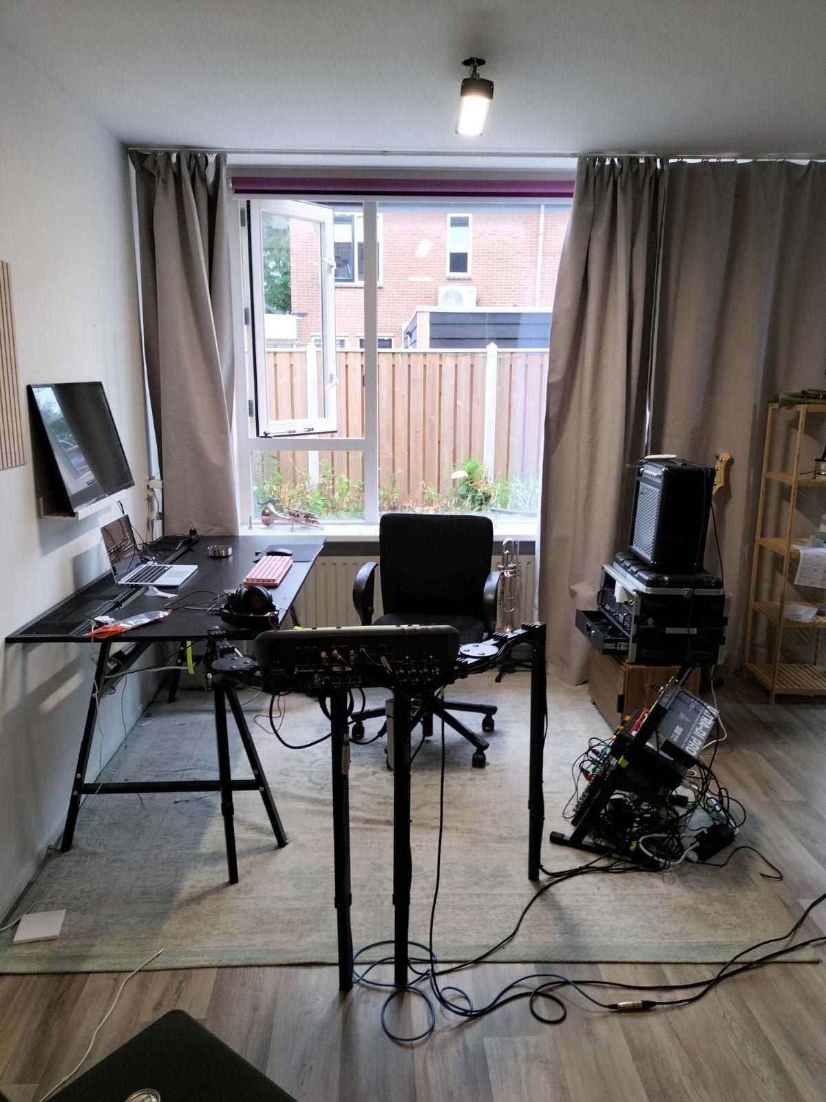 Zwart bureau - Ideaal voor thuiskantoor of studio, Huis en Inrichting, Bureaus, Ophalen of Verzenden