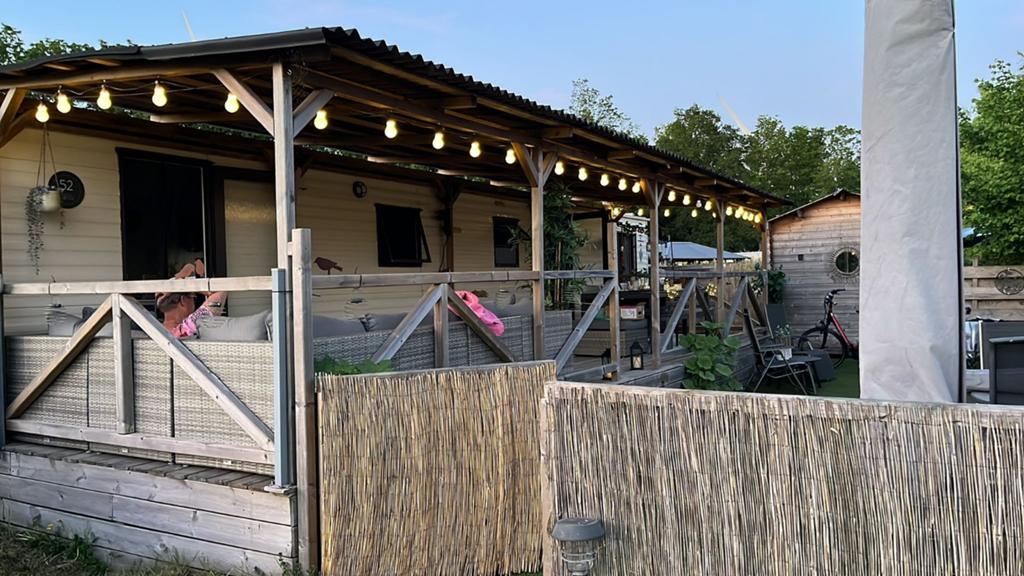 Stacaravan  met veranda op camping Krabbeplaat  in Brielle, Caravans en Kamperen, Stacaravans, Ophalen of Verzenden