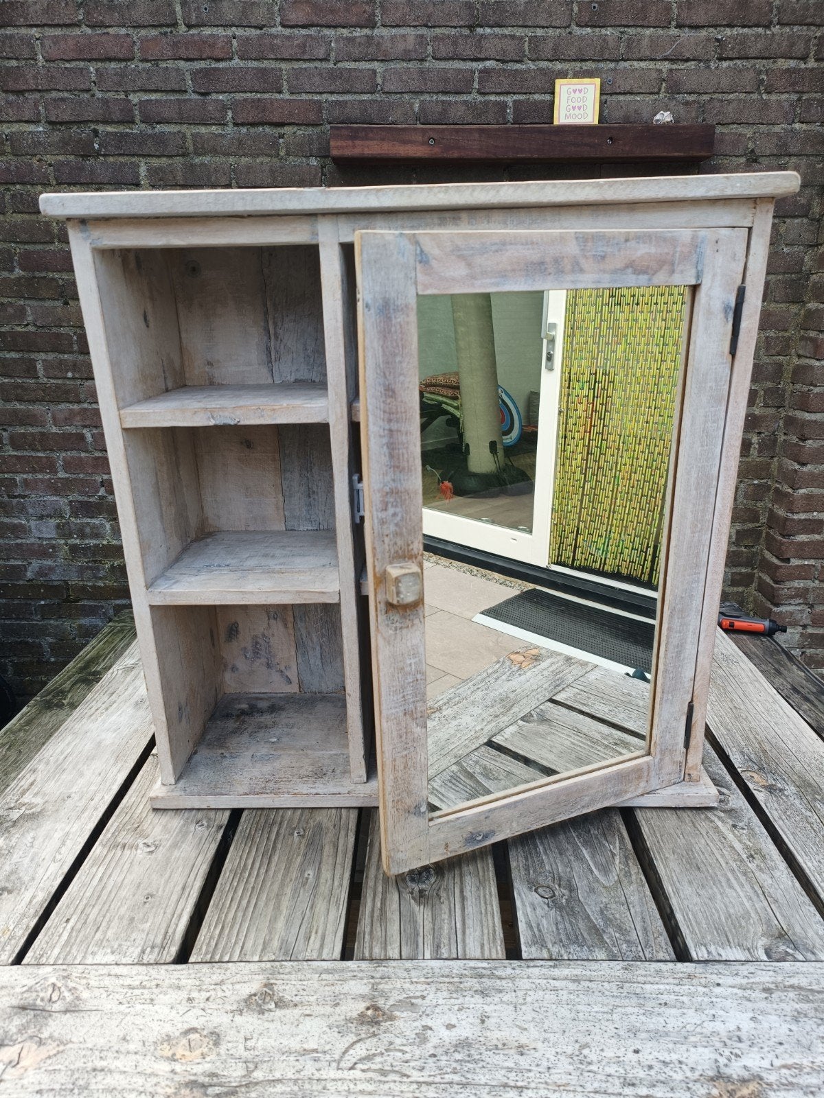 Houten wandkastje met spiegeldeur - landelijke stijl, Huis en Inrichting, Kasten | Overige, Ophalen, Gebruikt