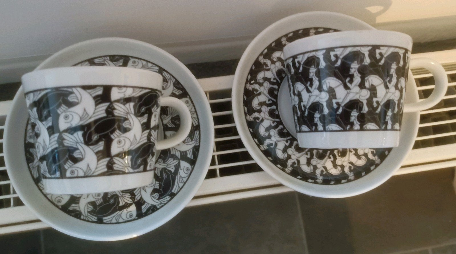 2 mooie MC Escher kop en schotel Arzberg met Douwe Egberts, Ophalen of Verzenden, Zo goed als nieuw, Overige stijlen, Kop(pen) en/of Schotel(s)