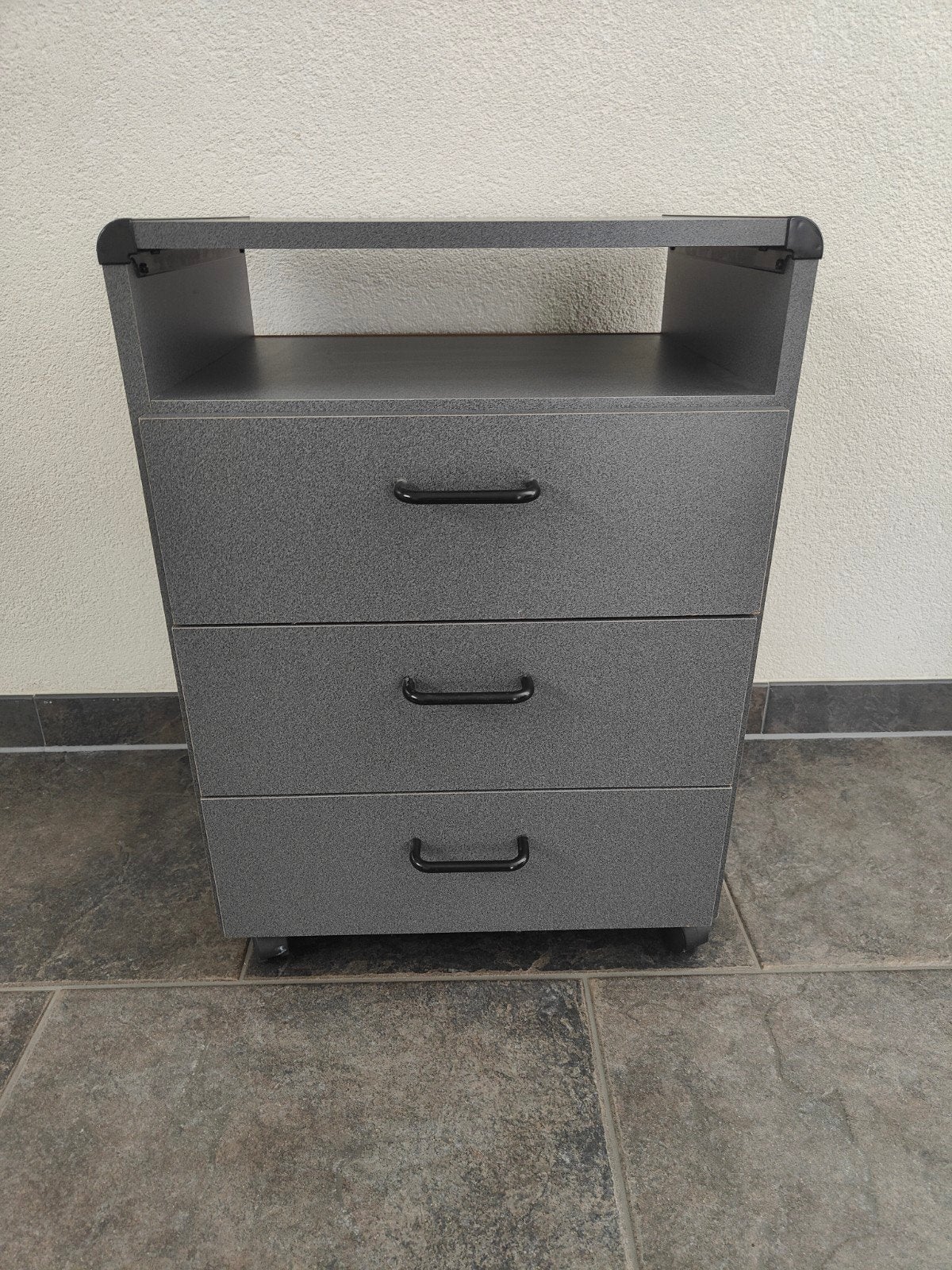 Grijze ladekast met 3 laden en open vak, Ophalen, Gebruikt, Modern, functioneel, 100 tot 150 cm