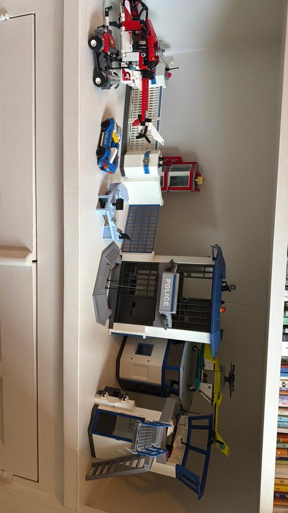 Lego set (+ extra!) politiebureau, brandweer heli + ambu, Ophalen, Zo goed als nieuw