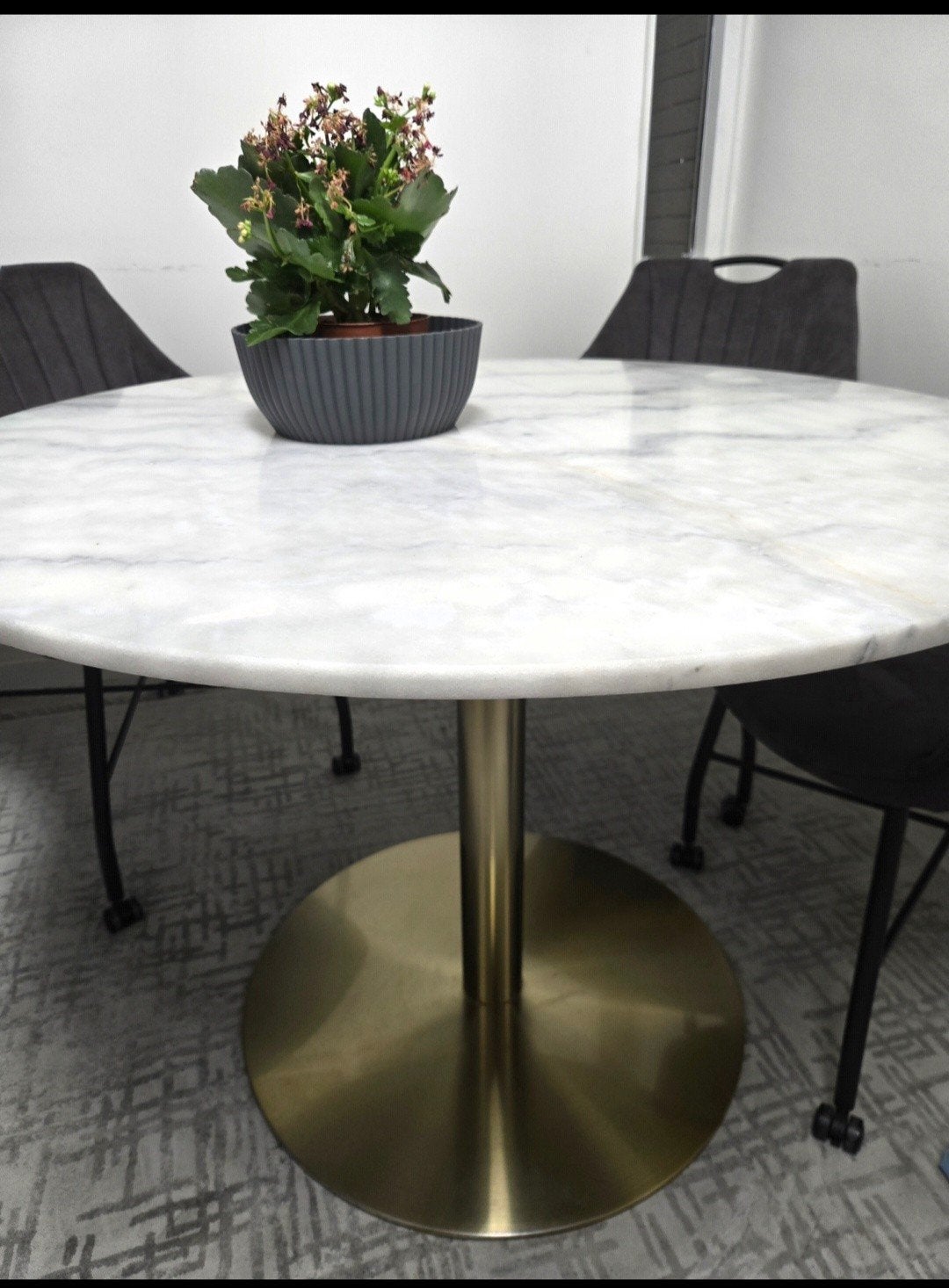 Ronde eettafel met marmerblad en gouden poot (beschadigd), Gebruikt, Overige materialen, Rond, Ophalen of Verzenden