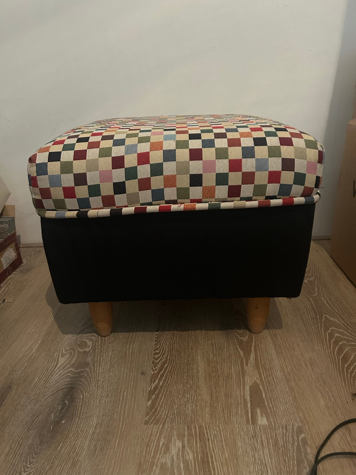 Vrolijke poef met geblokt patroon en houten poten, Ophalen, Gebruikt, Vierkant, 50 tot 75 cm