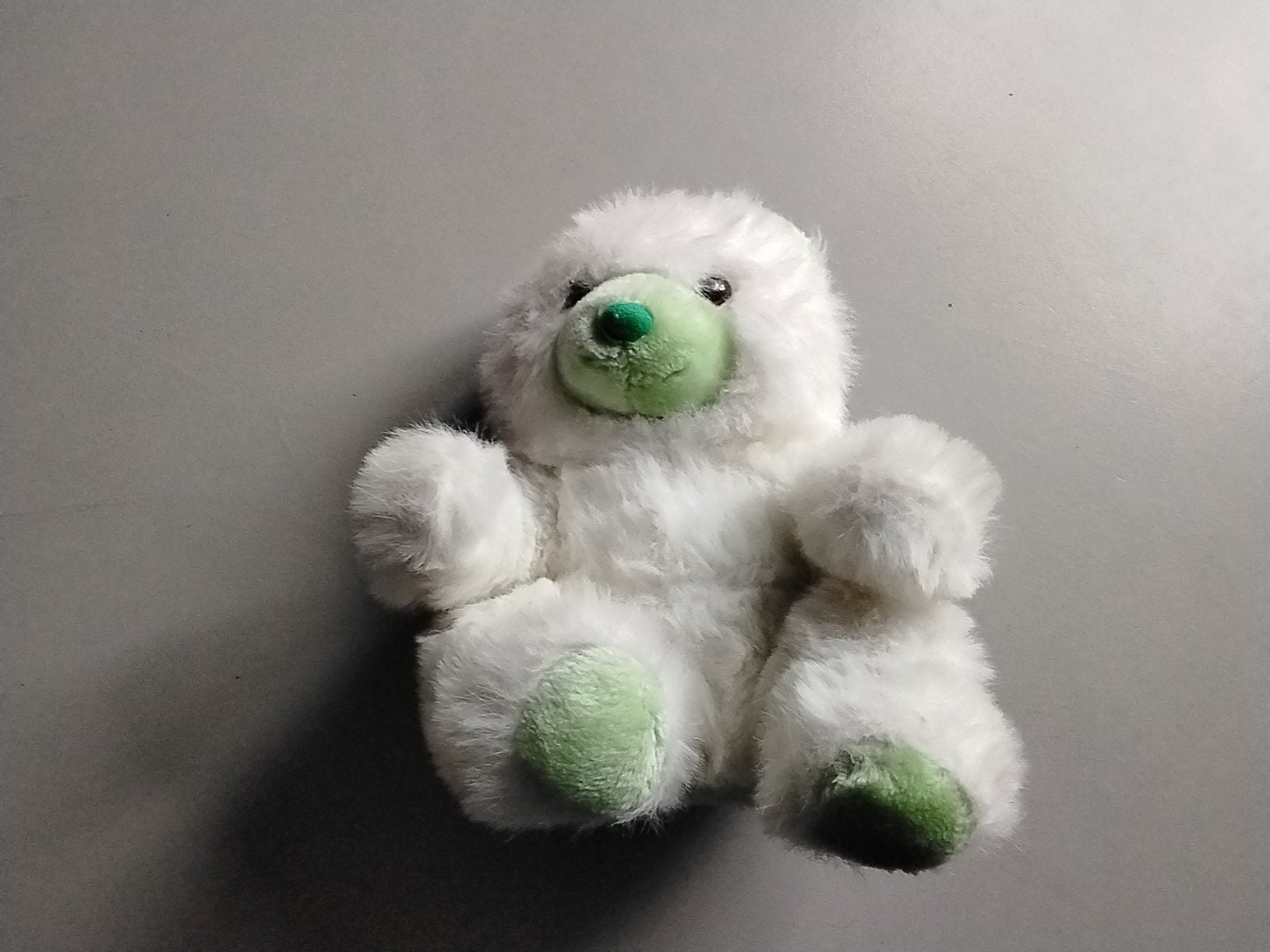 Schattige witte knuffelbeer met groene accenten, Ophalen, Overige merken, Overige karakters, Beer