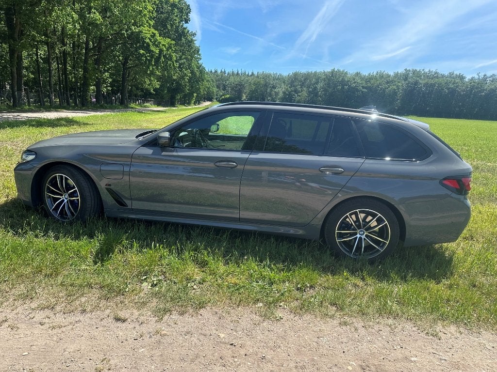BMW 5-Serie 530e 292pk Xdrive Aut 2022 Metallic Grijs Compl., Automaat, 1998 cc, Beige, 4 cilinders
