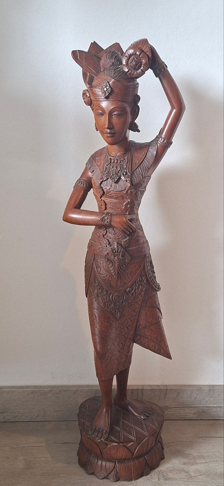 Ptachtig beeld van Indonesische vrouw. Jaren 70, Ophalen, 50 - 100 cm, Handgemaakt, Beeld