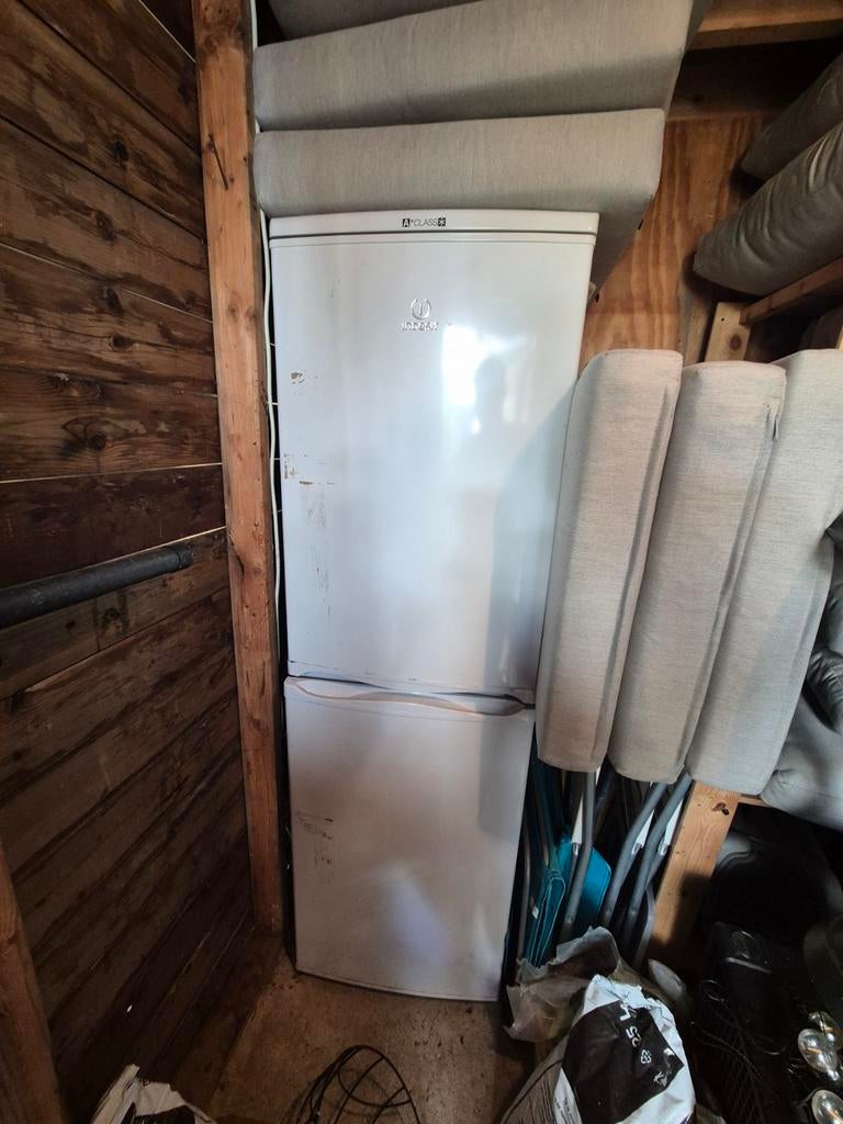 Gratis Indesit koelkast met vriesgedeelte, Ophalen, Gebruikt, 200 liter of meer, Met aparte vriezer