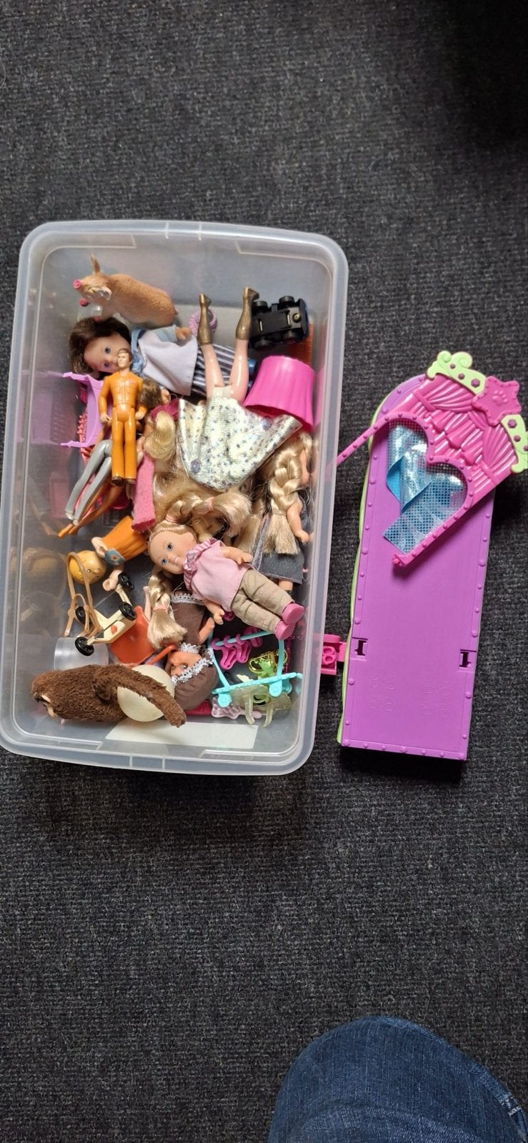 Kleine doos met diverse poppen en accessoires, Ophalen, Gebruikt, Overige typen