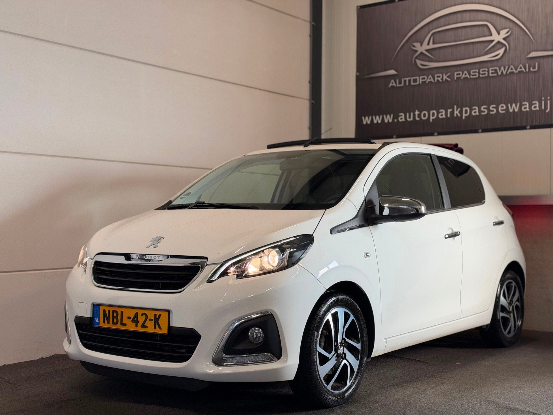 Peugeot 108 1.2 Puretech Allure TOP! Pano, Cruise Control, A, Auto's, Voorwielaandrijving, Stof, Gebruikt, Zwart