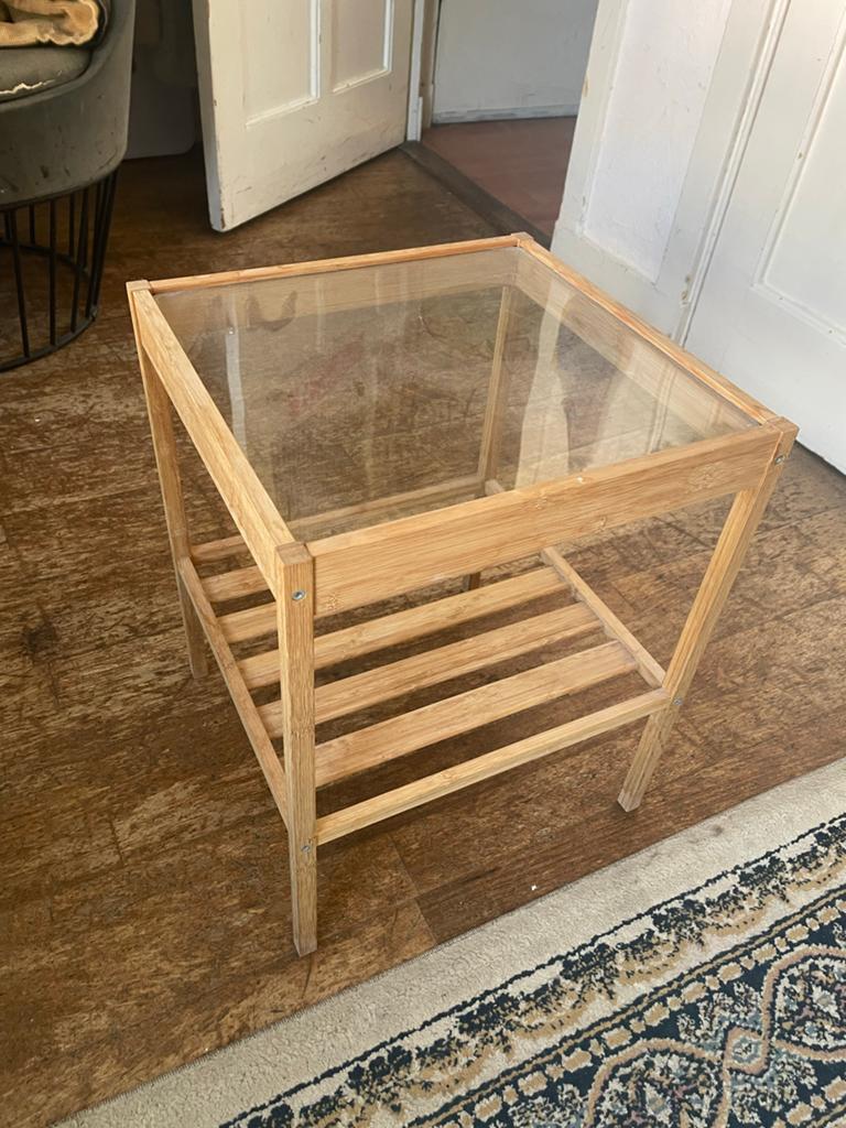 Stijlvolle bamboe bijzettafel met glazen blad, Minder dan 55 cm, Gebruikt, Vierkant, Hout