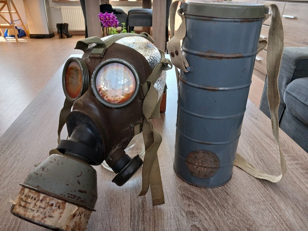 Nederlands gasmasker met bus, Ophalen of Verzenden, Overige soorten, Nederland, Kleding of Schoenen